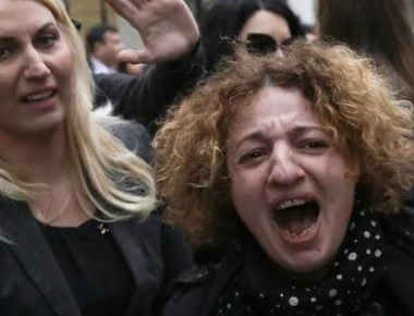Συγκλονίζει η μητέρα της Δώρας Ζέμπερη-Καταγγέλλει πως της επιτέθηκε παππάς στο νεκροταφείο (βίντεο)
